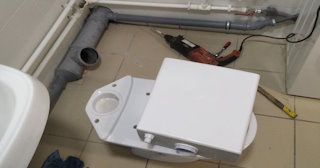 Установка напольного унитаза в Сергиевом Посаде: монтаж под ключ от СантехДомСгп от 5180 рублей.