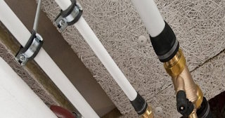 Замена труб водоснабжения в квартире: цена от 2072 руб. - СантехДомСгп